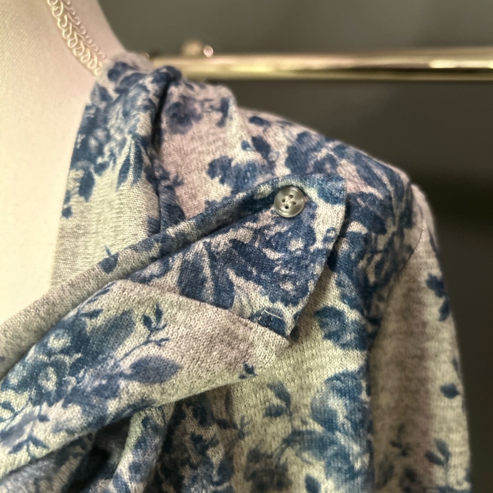 👩🏽‍🍼BEST NURSING SWEATER EVER. Size M Jessica Simpson. Multiple ways to wear. - Picture 5 of 15